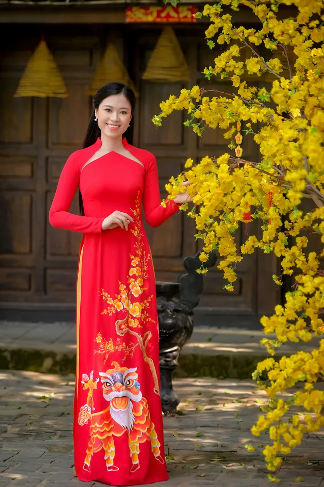 Thả lỏng cơ thể khi chụp ảnh với áo dài Tết để có những tấm hình tự nhiên nhất