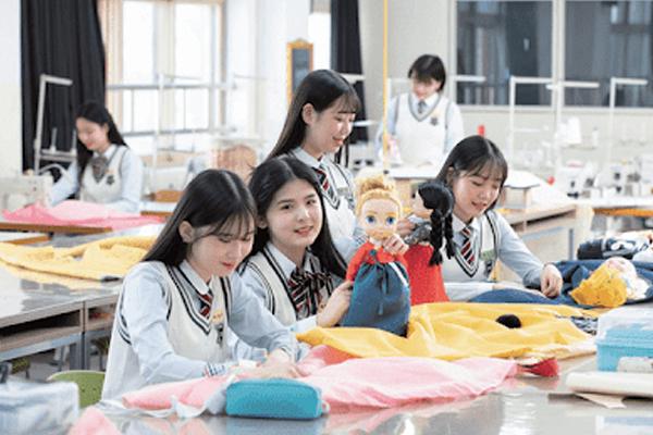 Con gái nên du học ngành gì phù hợp