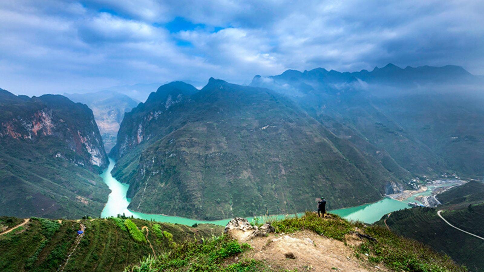 Nhìn từ trên cao sông Nho Quế như sợi chỉ xanh lung linh màu ngọc bích.