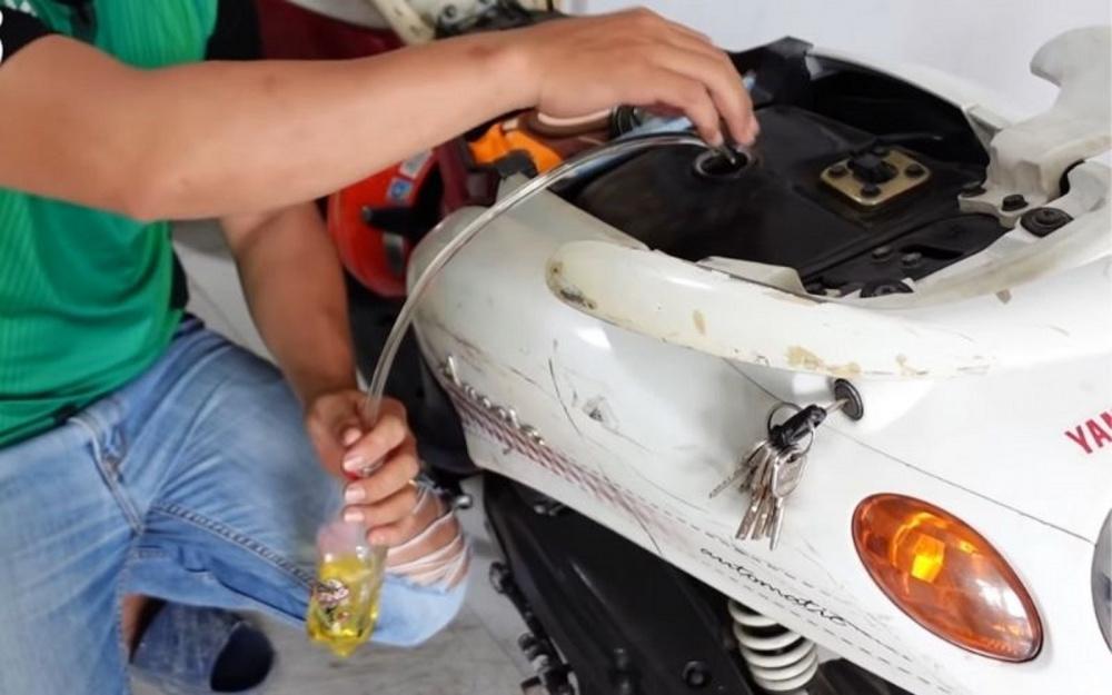 Đảm bảo rằng động cơ xe máy đã tắt hoàn toàn trước khi rút xăng