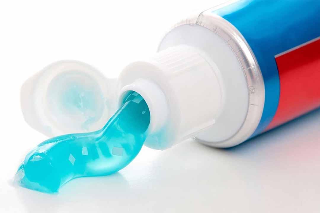 Sử dụng kem đánh răng là cách tẩy mực trên bàn gỗ nhanh chóng