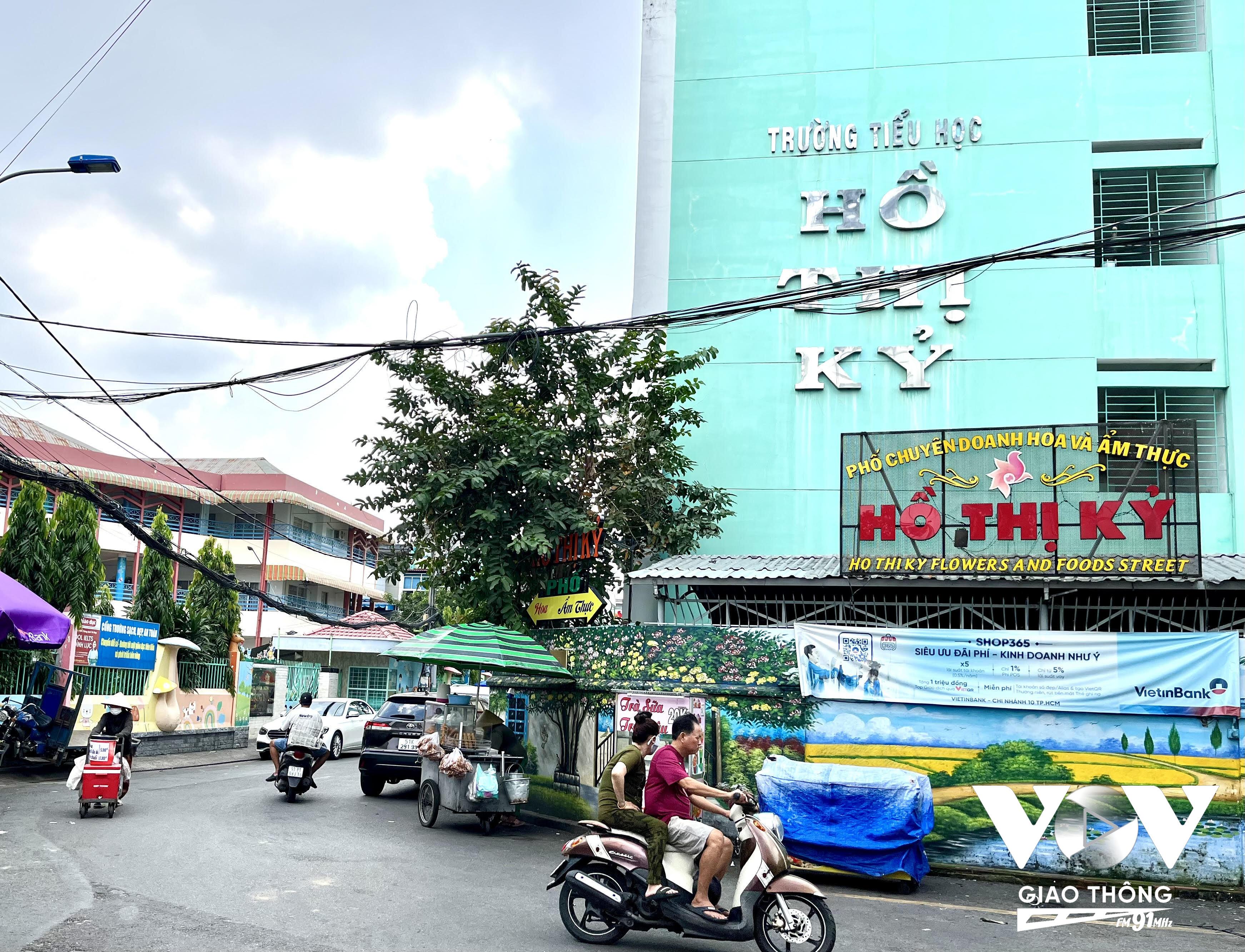 Sài Gòn sống và yêu: Chợ Hồ Thị Kỷ - Hẻm chợ ngàn hoa
